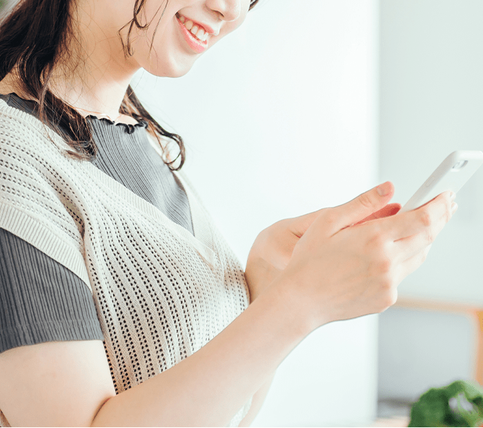 スマートフォンを触る女性
